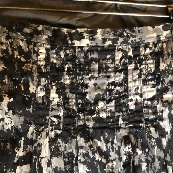 NY&Co Pleated A Line Knee Length Skirt - Picture 3 of 7